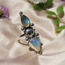 Load image into Gallery viewer, Medallion temple ring - size 8.25
